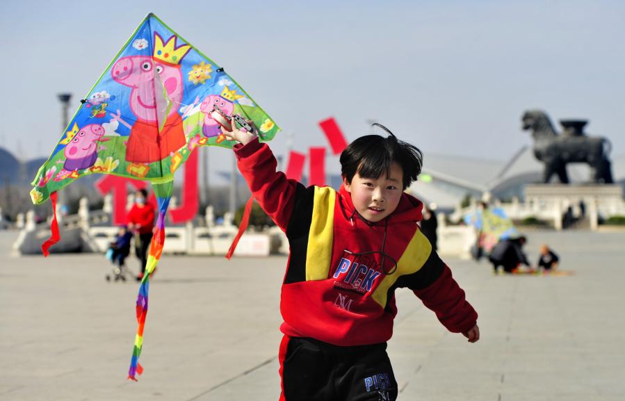 Ciudadanos vuelan cometas en un parque de Hebei