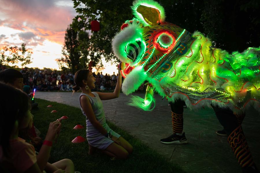 Espectáculo de danza de león en celebración del Festival de Linternas chino en Canberra, Australia