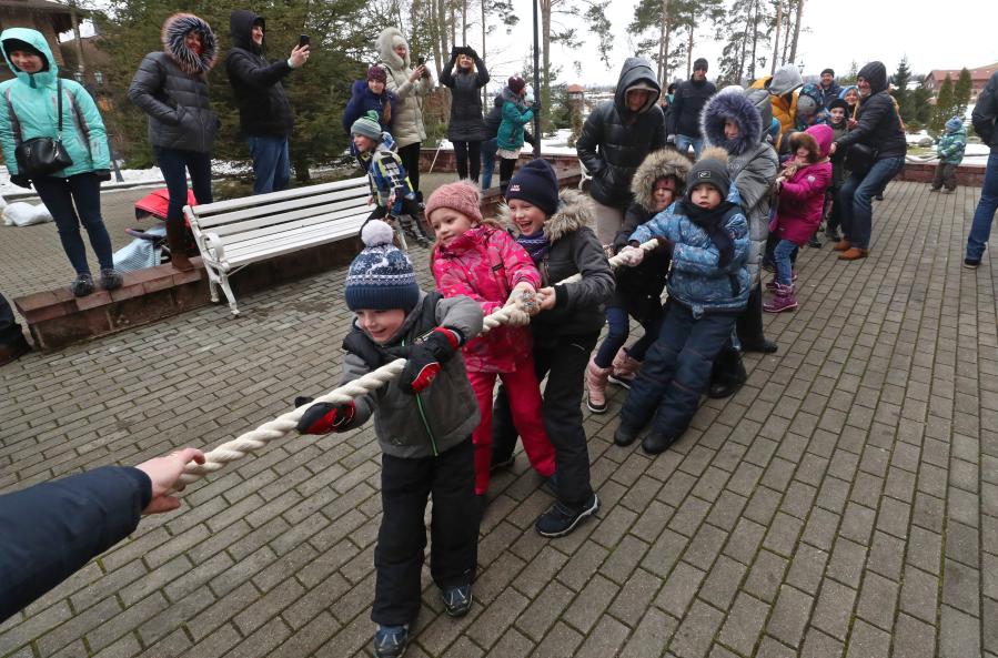 Niños participan en juegos para despedir el invierno en Dzerzhinsk, Bielorrusia