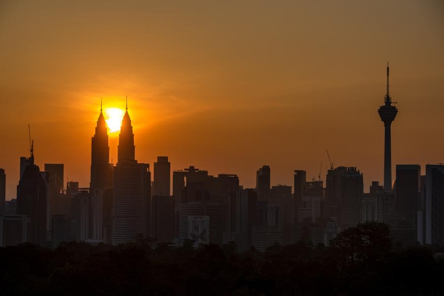 El Sol se eleva sobre las Torres Gemelas Petronas en Kuala Lumpur, Malasia