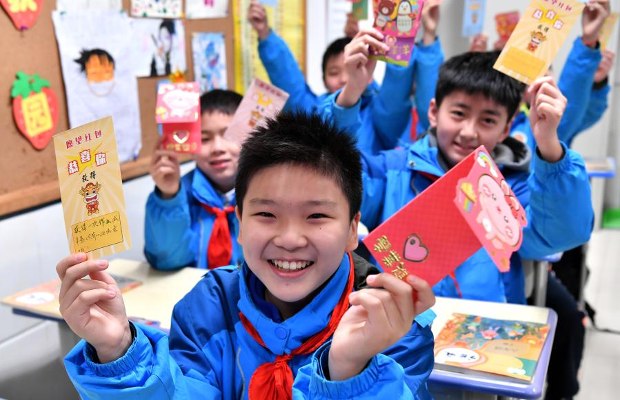 Primer día de nuevo semestre de escuelas primarias y secundarias en Xi’an