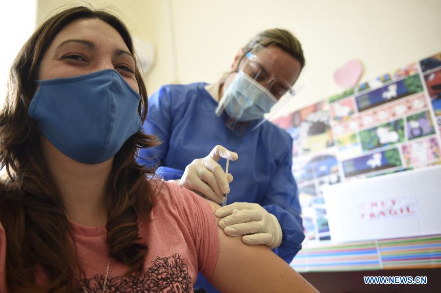 ESPECIAL: Uruguay comienza vacunación con Sinovac de China