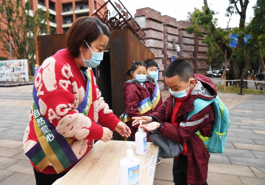 Estudiantes regresan a la escuela para semestre de primavera en varias partes de China