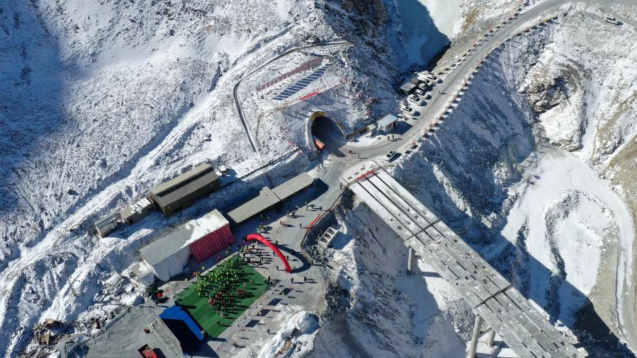 Gansu: Vista aérea de una entrada al túnel de Dongshan a lo largo de la autopista nacional número 213