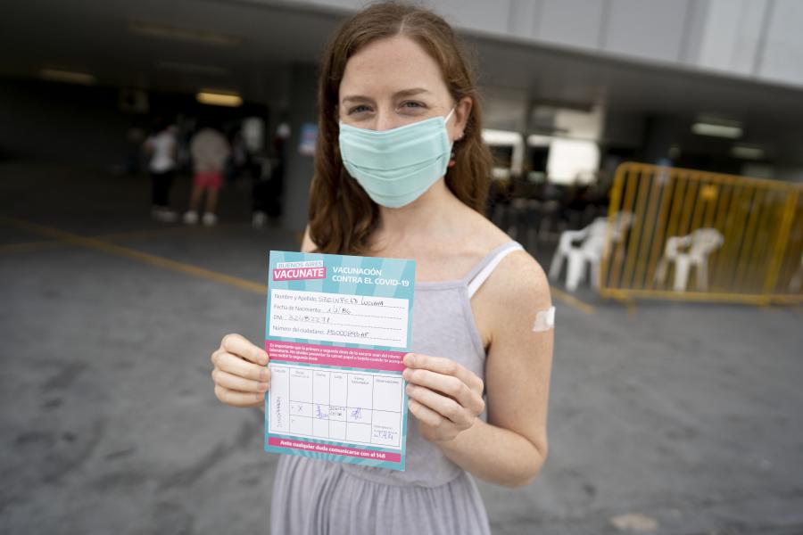 ESPECIAL: Docentes de Argentina reciben con emoción y entusiasmo vacuna Sinopharm contra COVID-19