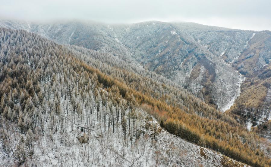 Montaña Sumu cubierta de nieve en Mongolia Interior