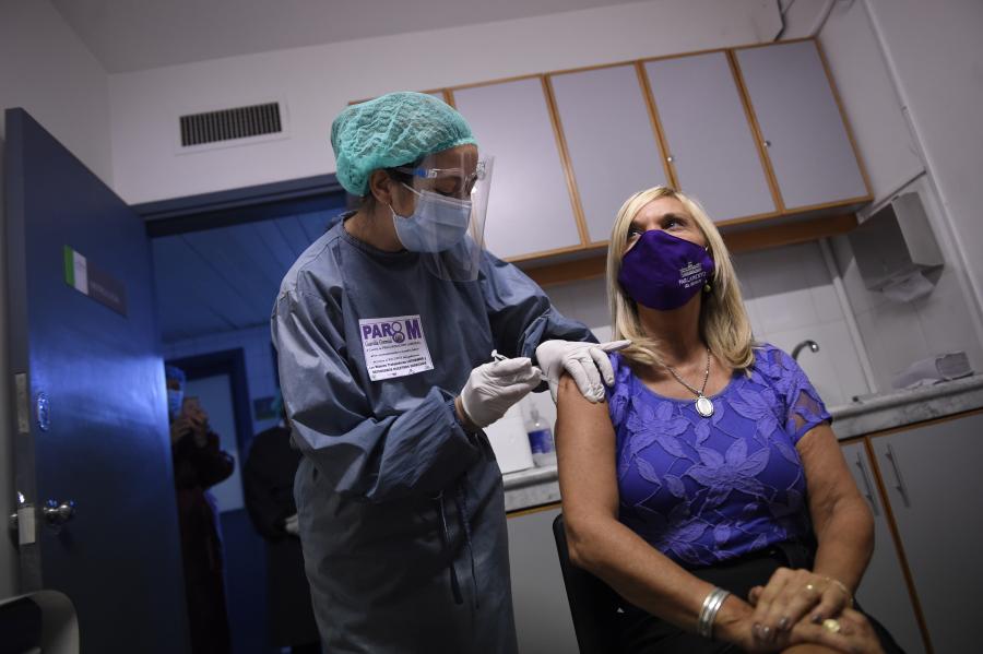 Vicepresidenta uruguaya y ministro de Salud se vacunan con Sinovac de China
