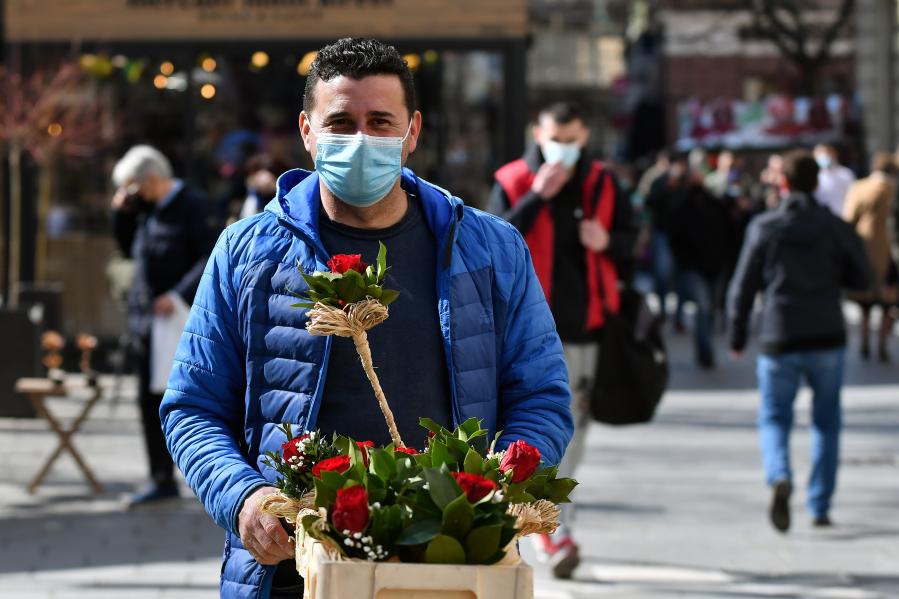 Ciudadanos de Sarajevo continuan tradición de regalar flores a mujeres para conmemorar Día Internacional de la Mujer