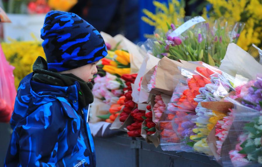 El mercado de flores en Minsk, Bielorrusia