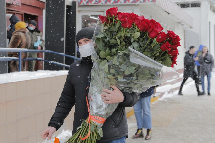 Personas compran flores para celebrar Día Internacional de la Mujer en Moscú