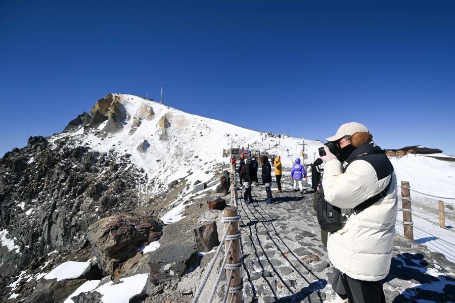 Personas visitan montaña Changbai cubierta de nieve