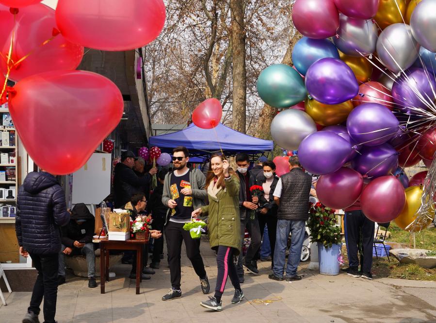 Personas festejan el Día Internacional de la Mujer en Tashkent, Uzbekistán
