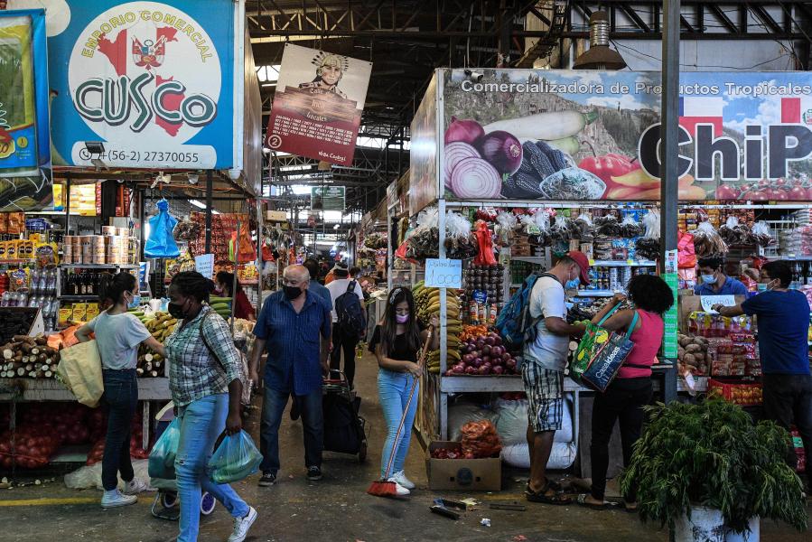 Personas realizan compras en mercado en Chile