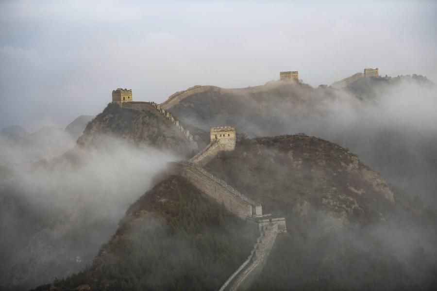 Vista aérea de la Gran Muralla Jinshanling cubierta de nubes