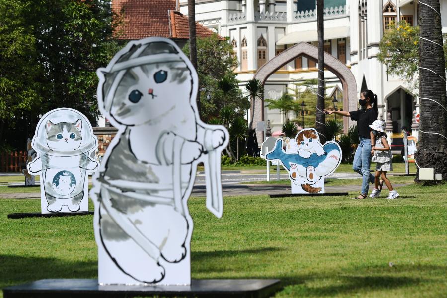 Ilustraciones con figura de gato "Paw-verbs on the Lawn" en Singapur