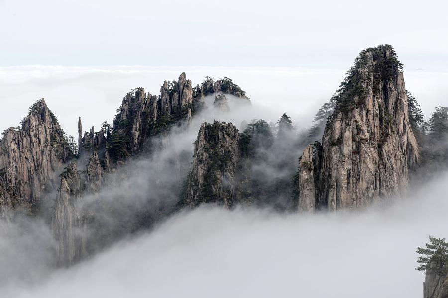 Montaña cubierta de nubes en área escénica de la montaña Huangshan