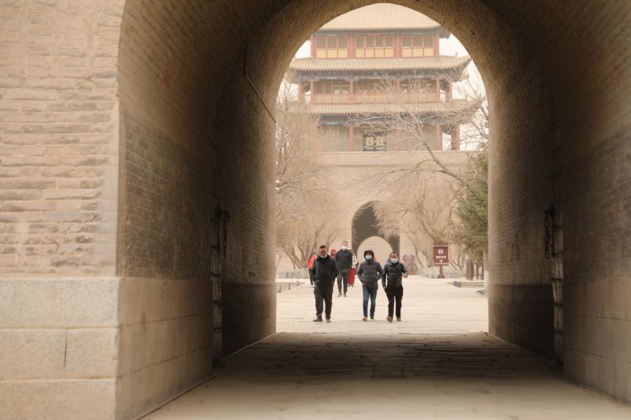 Gansu: Paso de Jiayu envuelto en polvo