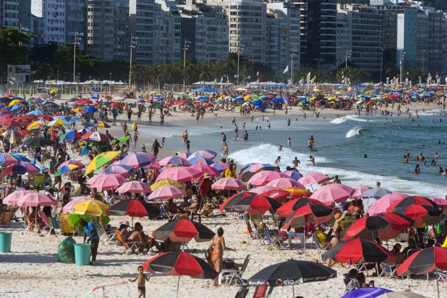 Personas disfrutan de su tiempo en playas en Río de Janeiro, Brasil