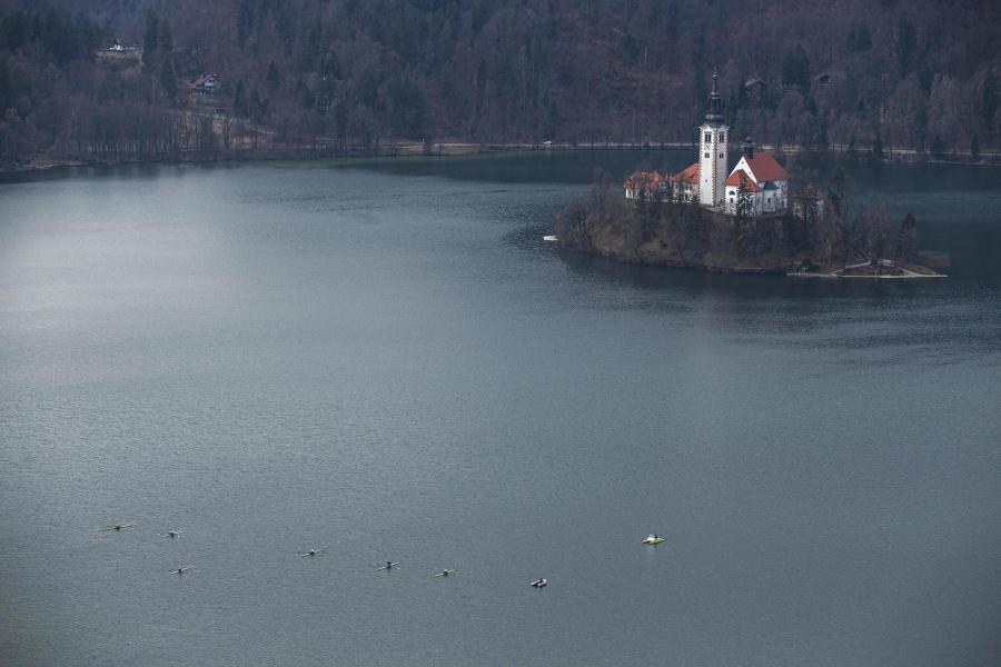 Botes de remo "pletna" del lago Bled en Eslovenia