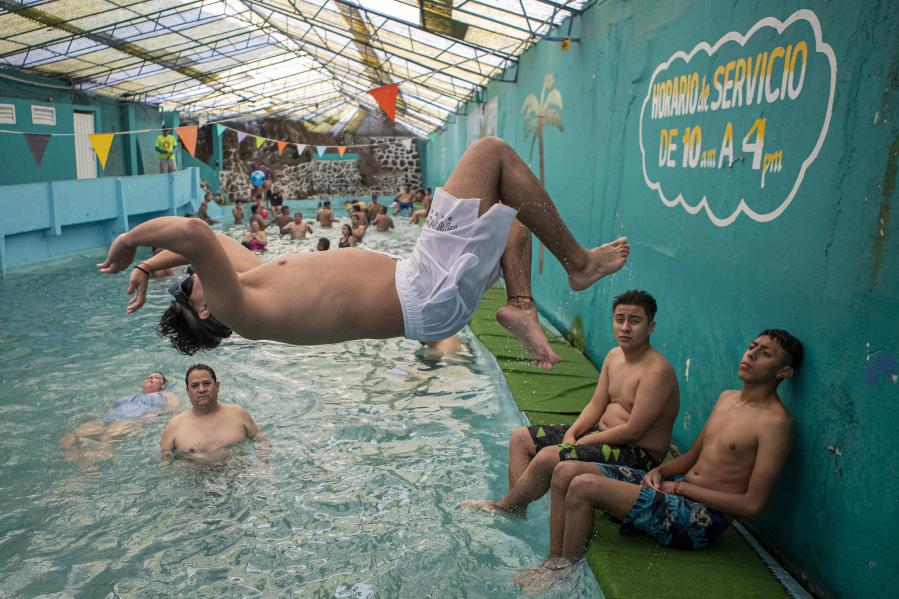 Personas se divierten en el balneario Elba en la Ciudad de México