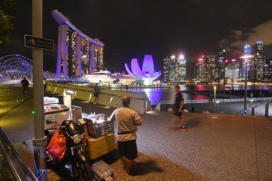 Edificios y estructuras iluminadas para conmemorar Día Mundial del Agua en Singapur
