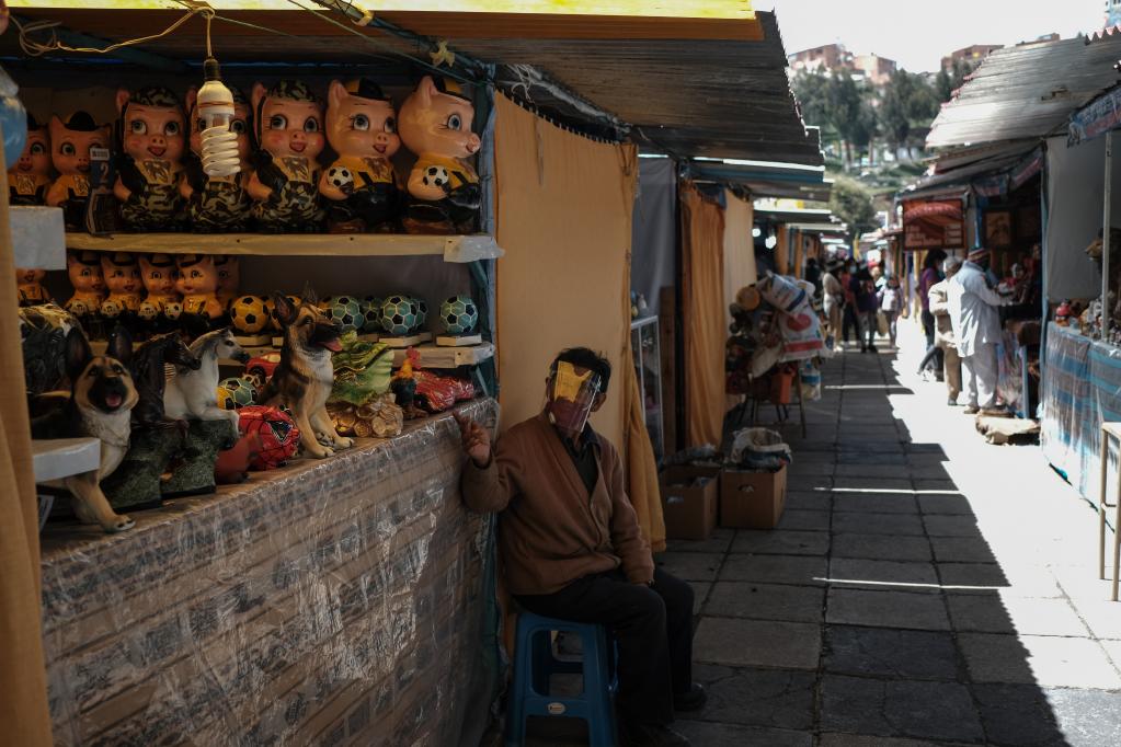 Feria tradicional de miniaturas Alasita se abre paso en Bolivia en medio de pandemia