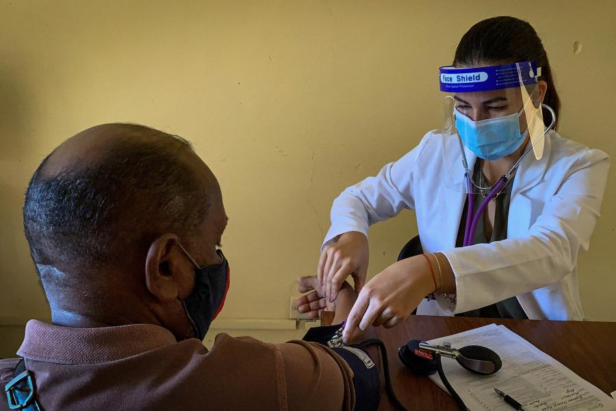 ESPECIAL: Cuba inmuniza con vacuna Soberana-02 contra COVID-19 al personal de salud