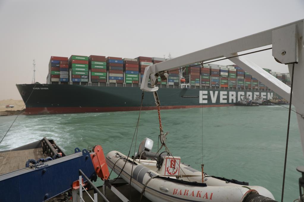 Enorme buque carguero queda varado en canal de Suez