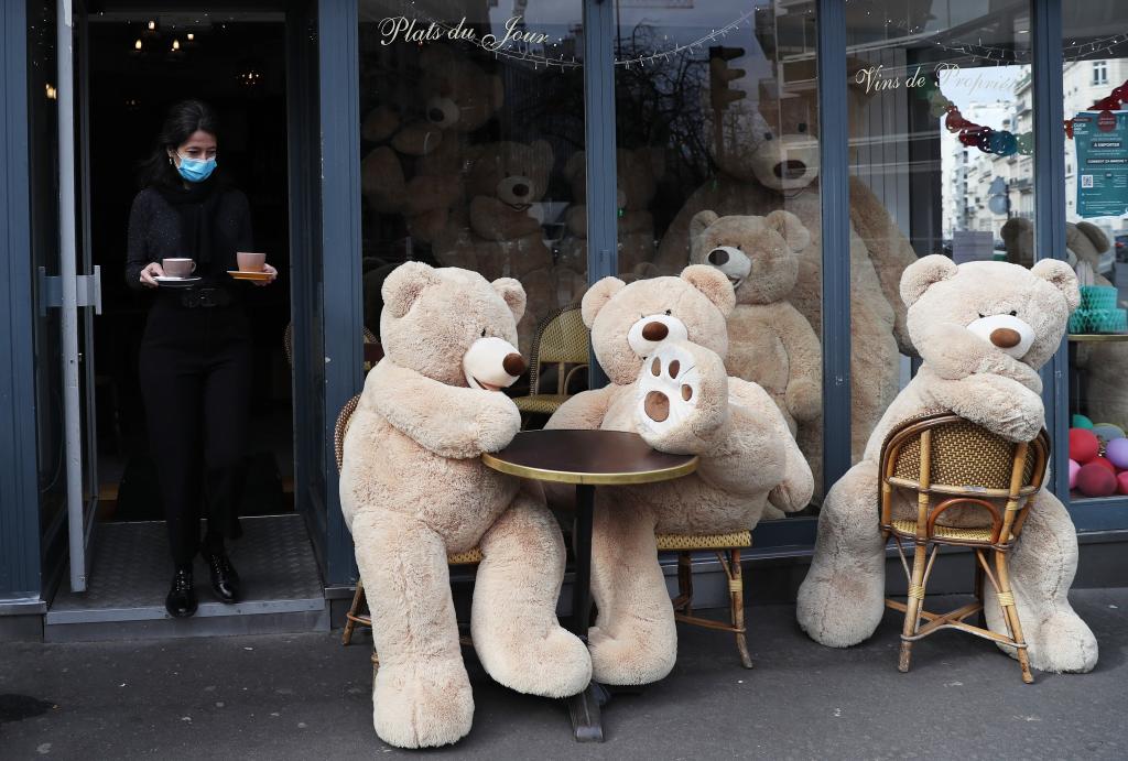 Osos de peluche gigantes de una cafetería en París