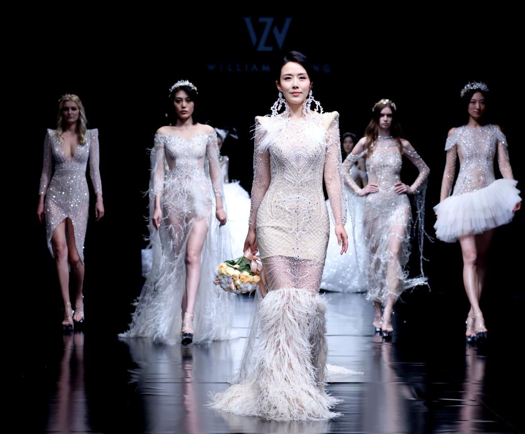 Modelos presentan creaciones de William Zhang durante Semana de la Moda de China en Beijing
