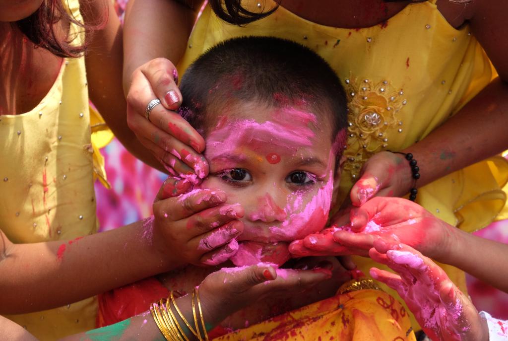 India: Personas participan en celebraciones del festival Holi