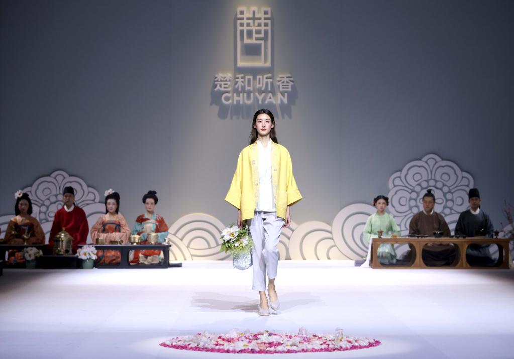 Modelos presentan creaciones de Chu Yan durante Semana de la Moda de China en Beijing