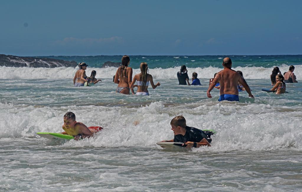 Personas se divierten en una playa en Sudáfrica