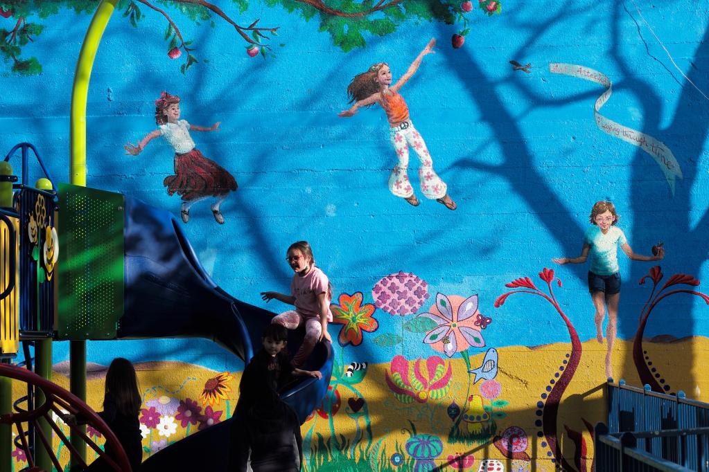 Niños juegan en parque de diversiones reabierto en California, Estados Unidos