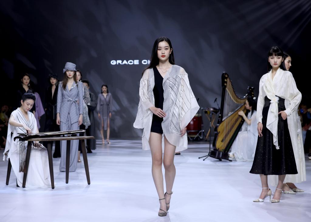 Creaciones de Grace Chen durante la Semana de la Moda de China