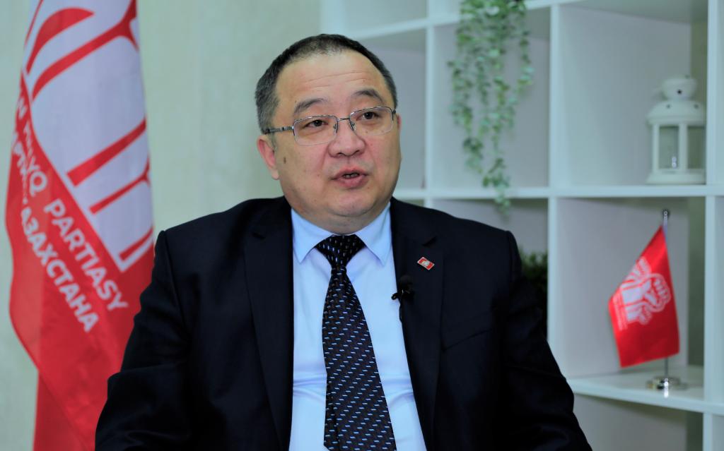 ENTREVISTA: Político kazajo dice que filosofía del PCCh centrada en la gente es clave para logros de China
