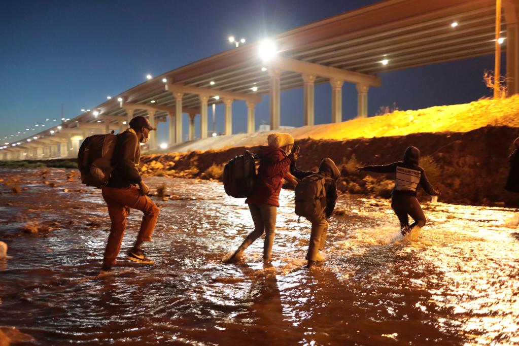 Migrantes haitianos cruzan río Bravo para entregarse a patrulla fronteriza estadounidense