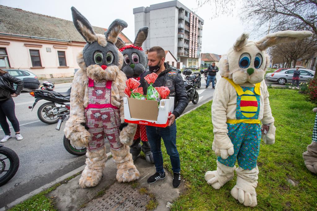 Motociclistas dan dulces y huevos de Pascua a niños en Croacia