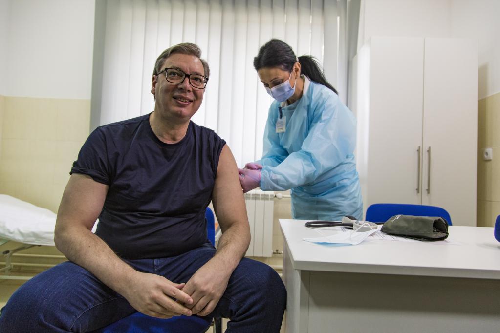 Presidente serbio recibe inyección de vacuna china contra COVID-19