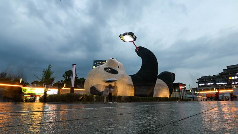 Escultura "Selfie Panda" en Dujiangyan, Sichuan