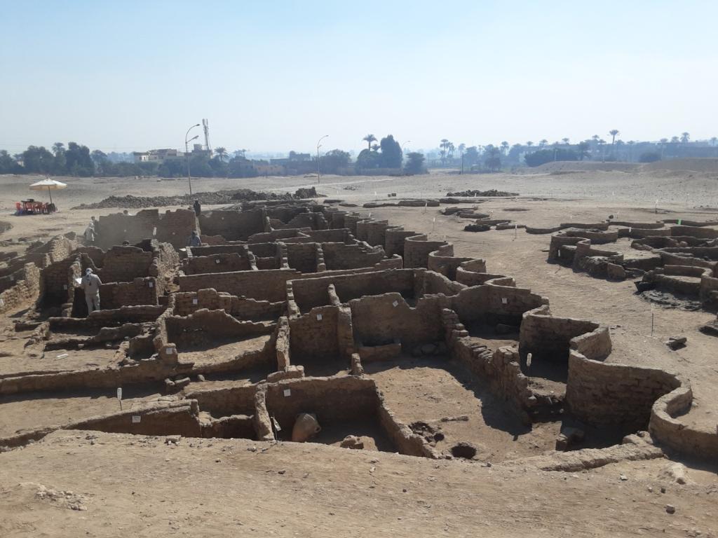Misión arqueológica egipcia anuncia descubrimiento de "Ciudad Dorada Perdida" de 3.000 años de antigüedad