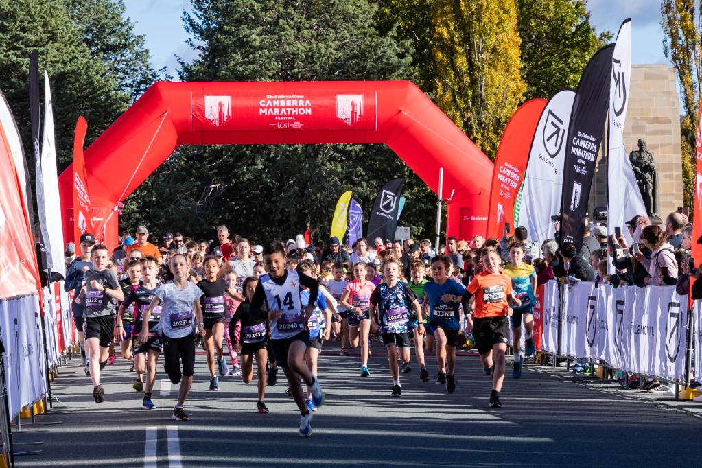 Personas participan en Festival de Maratón en Canberra, Australia