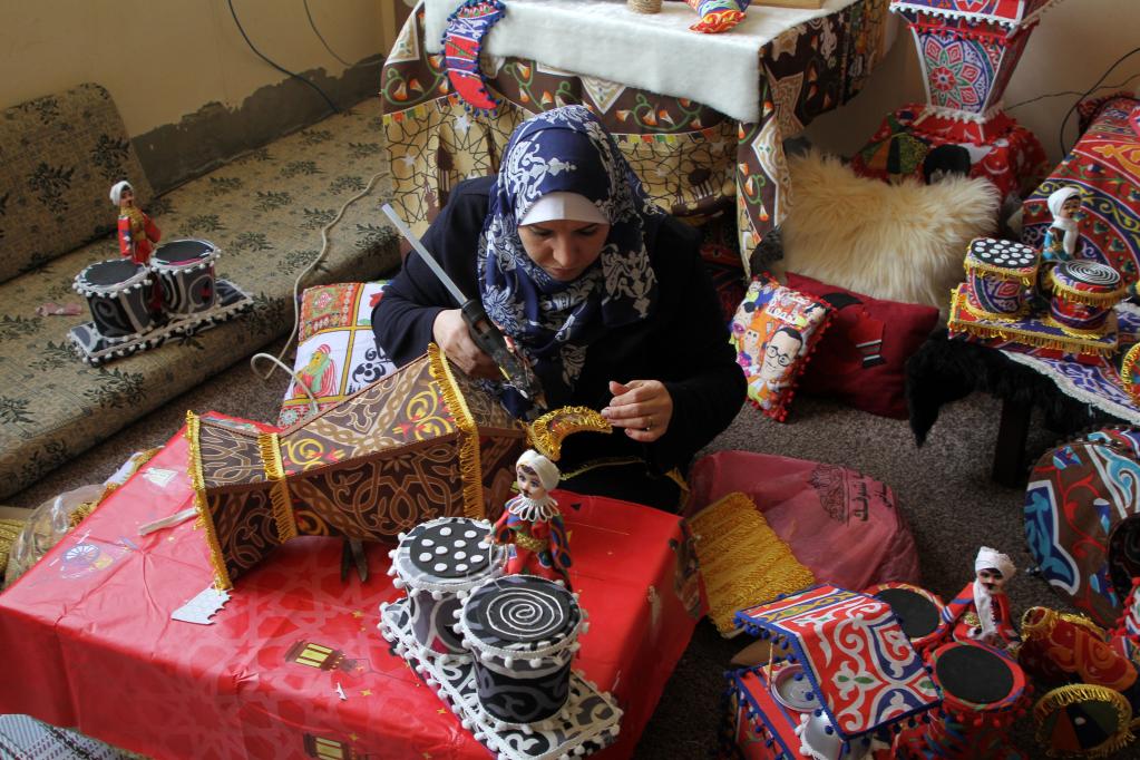 Mujer palestina elabora figuras y decoraciones en la Ciudad de Gaza