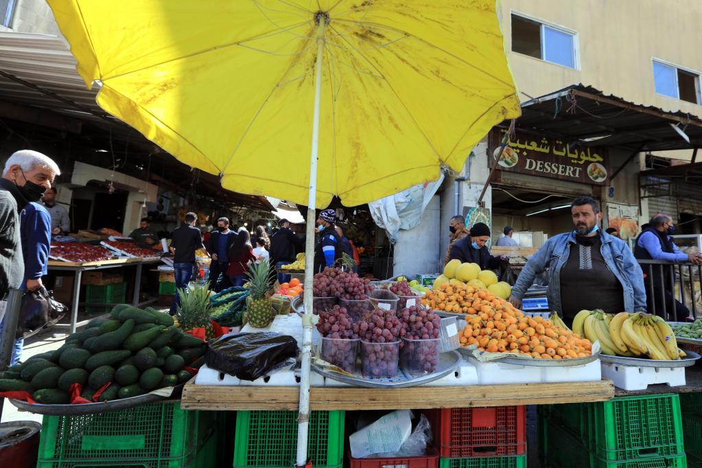 Personas realizan sus compras en mercado en Amán, Jordania