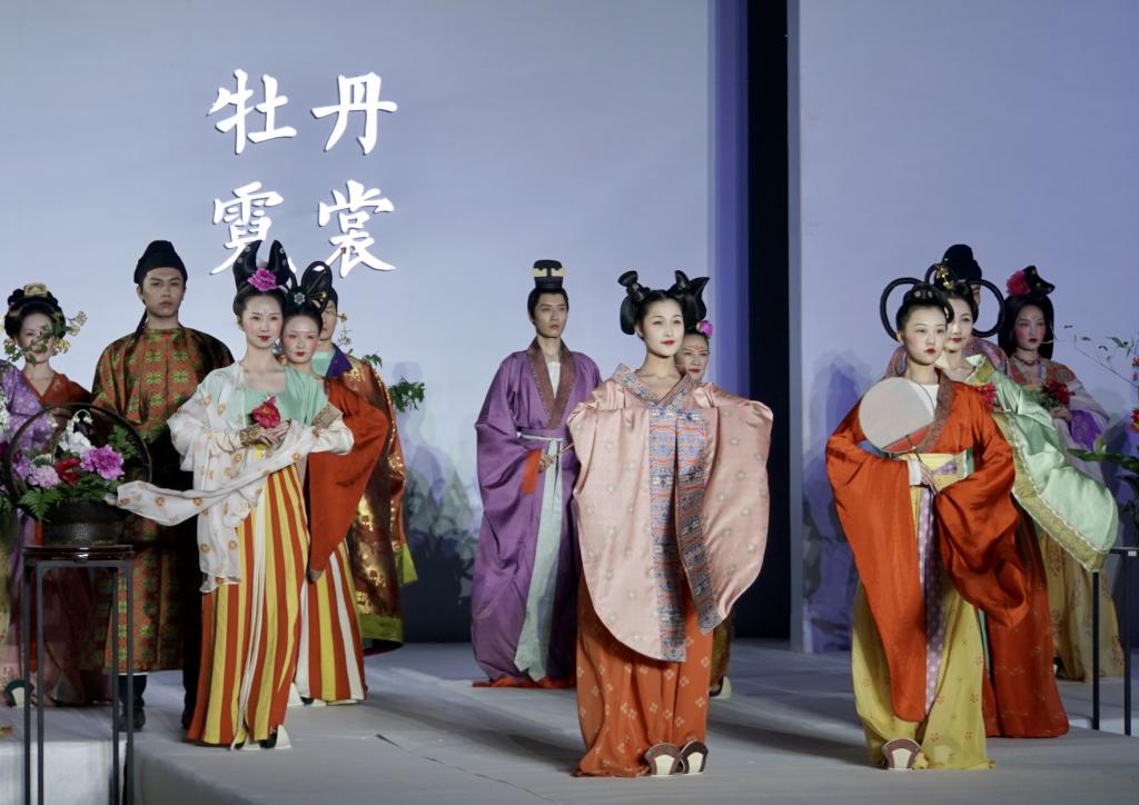 Modelos presentan réplicas de trajes durante evento cultural en Henan