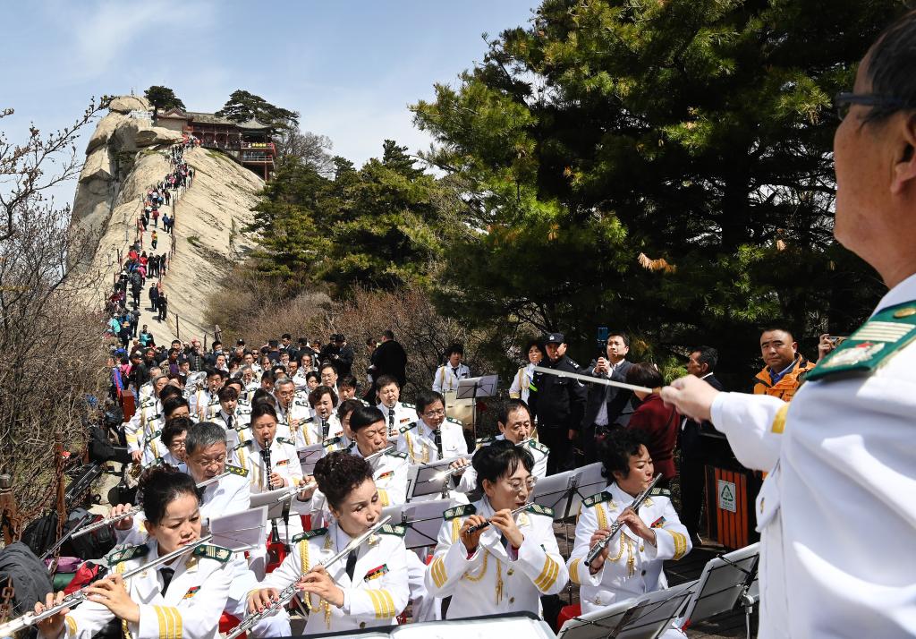 Shaanxi: Orquesta sinfónica de metales realiza presentación en cima del Monte Huashan