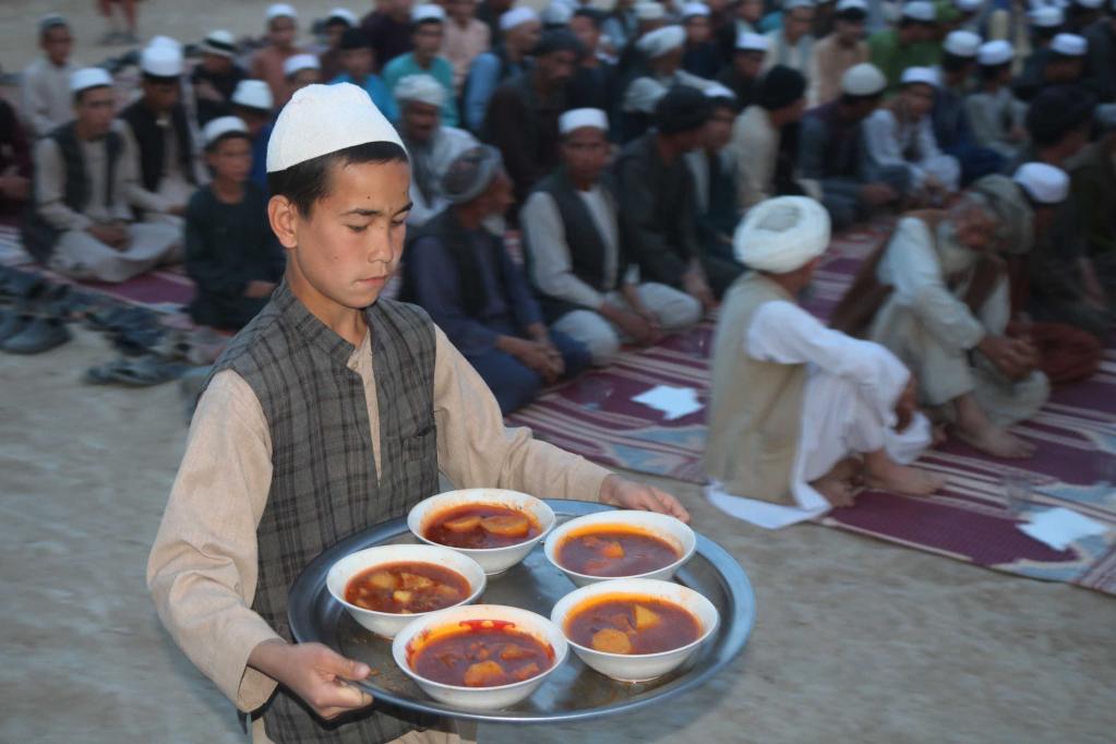 Empresarios preparan alimentos para el Iftar en la provincia de Jawzjan, Afganistán