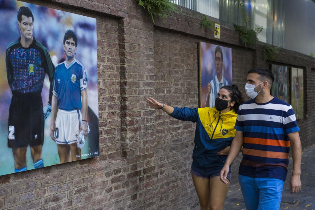 Se subastan 19 murales de Diego Maradona hechos por muralista argentino