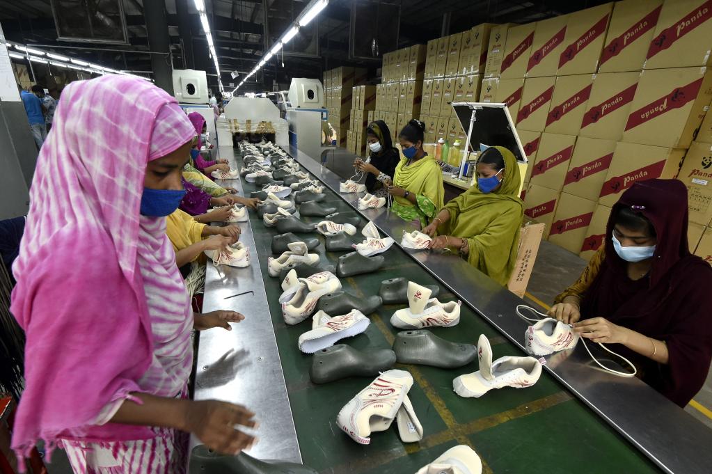 Fábrica de calzado de inversión china proporciona trabajo a aldeanos de Bangladesh