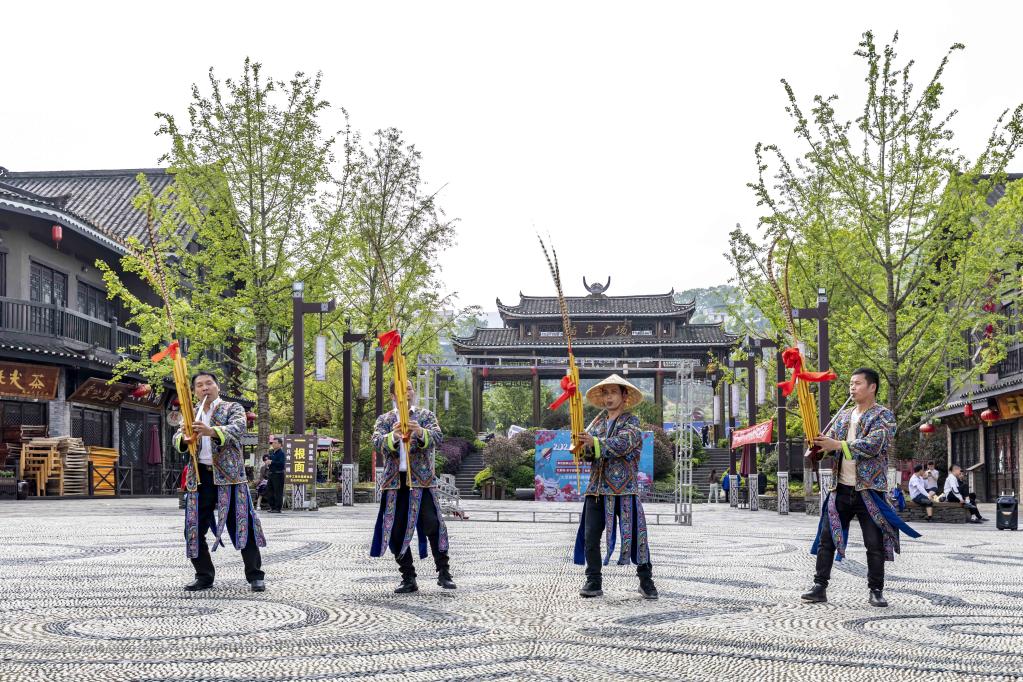 Personas interpretan música y bailes tradicionales chinos en Danzhai, Guizhou